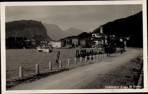 Ak Torbole Lago di Garda Trentino, Straßenpartie, Schiff, Häuser