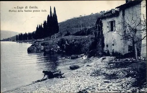Ak Salo Lago di Garda Lombardia, Partie am Ufer, Frau beim Wäschewaschen, Haus