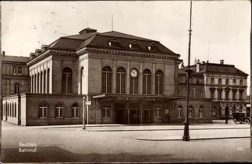 Ak Bautzen in der Lausitz, Straßenansicht vom Bahnhof, Eingangsportal