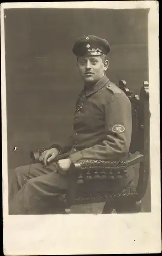 Foto Ak Deutscher Soldat in Uniform, MG Schütze, Sitzportrait