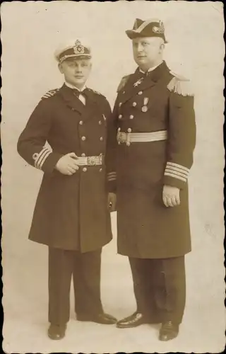 Foto Ak Zwei deutsche Seeleute in Uniformen, Admiral mit Orden Pour le Merite, Portrait
