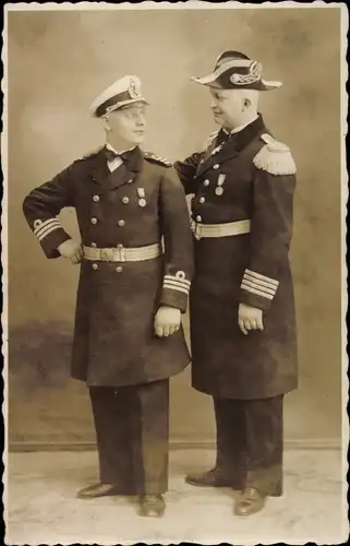 Foto Ak Admiral mit Orden Pour le Merite, Seeleute in Uniformen, Kaiserliche Marine
