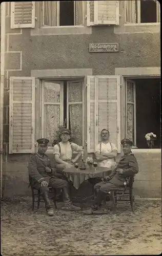 Foto Ak Feldgendarmerie Armee Abt. A, Soldaten in Uniformen