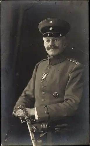 Foto Ak Deutscher Soldat in Uniform, Eisernes Kreuz, Löwenkopfsäbel, Portrait
