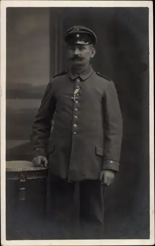 Foto Ak Deutscher Soldat in Uniform, Mecklenburger Verdienstkreuz, Portrait