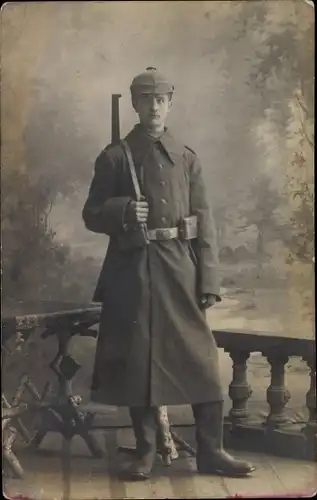 Foto Ak Deutscher Soldat in Uniform mit Kurzkarabiner, Portrait, Fotograf Schröter, Jüterbog