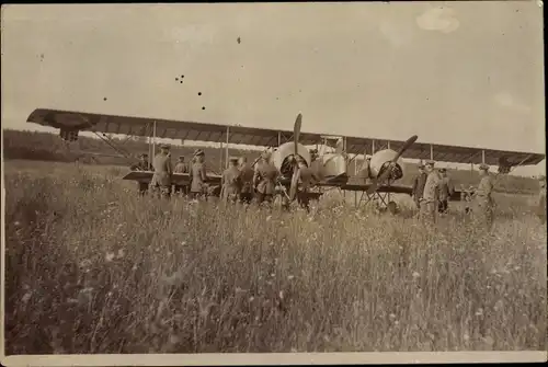 Foto Ak Deutsche Soldaten umringen ein feindliches Flugzeug