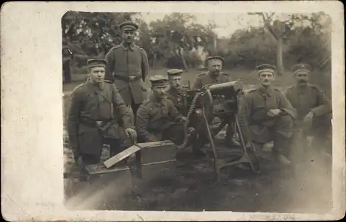 Foto Ak Frankreich, Deutsche Soldaten in Uniformen mit MG, Maschinengewehr, I WK