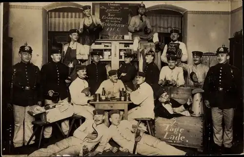 Foto Ak Deutsche Soldaten in Uniform in ihrer Stube, Rekruten 1908, Kartenspiel