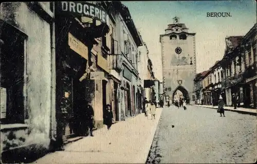 Ak Beroun Beraun Mittelböhmen, Straßenpartie, Tor, Drogerie