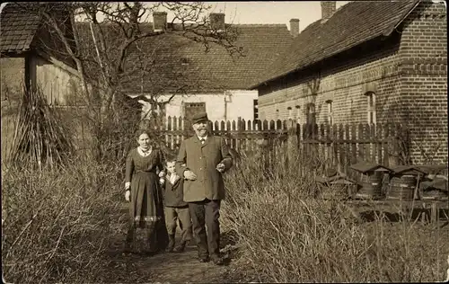 Foto Ak Maragonin Provinz Posen, Gehöft, Anwohner