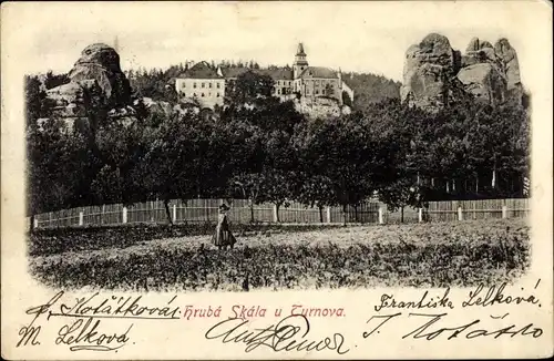 Ak Hrubá Skála Groß Skal Reg. Reichenberg, Schloss, Außenansicht, Felsen, Passantin