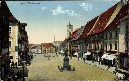 Ak Eger Reg. Karlsbad, Marktplatz, Denkmal, Läden, Passanten