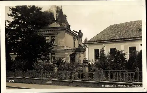 Foto Ak Choceň Chotzen Reg. Pardubice, Karel Havlicek Denkmal, Wohnhäuser, Straßenansicht