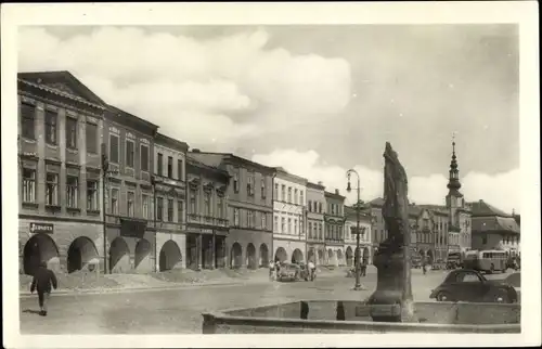 Ak Svitavy Zwittau Reg. Pardubice, Stalinmarkt, G. Jednota, Brunnen, Arkaden, Autos, Bus