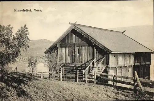 Ak Voss Norwegen, Finneloftet, Holzhütte am Hang, Küstenpartie