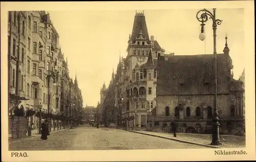 Ak Praha Prag, Niklasstraße, Kirche, Wohngebäude, Passanten