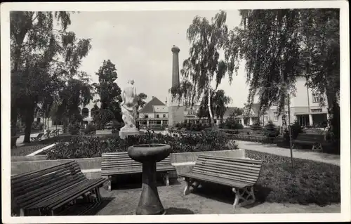 Ak Lázně Bohdaneč Region Pardubice, Grünanlagen, Platz, Statue