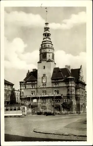 Ak Opava Troppau Reg. Mährisch Schlesien, Radnice, Rathaus, Schriftbanner, Straßenbahn