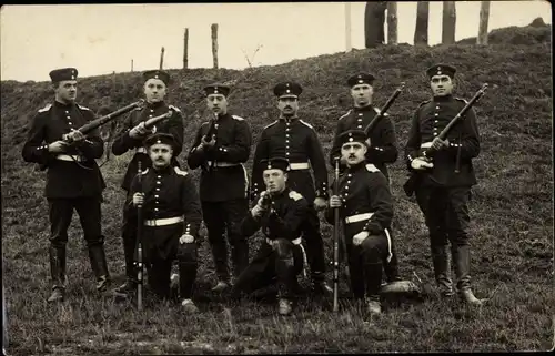 Foto Ak Deutsche Soldaten in Uniformen, Gruppenportrait, Gewehre