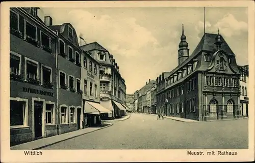 Ak Wittlich in Rheinland Pfalz, Neustraße mit Rathaus, Rathaus Apotheke