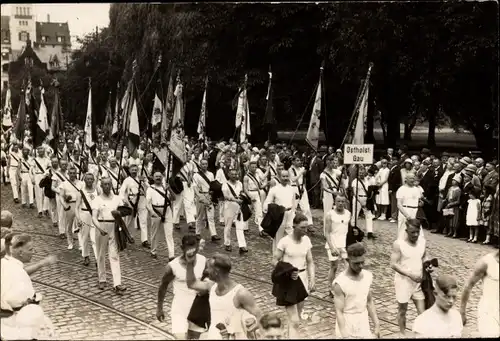 Foto Ak Neumünster in Schleswig Holstein, Turnfest, Straßenumzug, Turner, Fahnen 