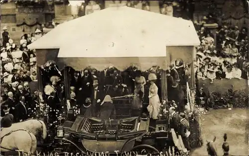 Foto Ak King George V. receiving town councillors, Kutsche