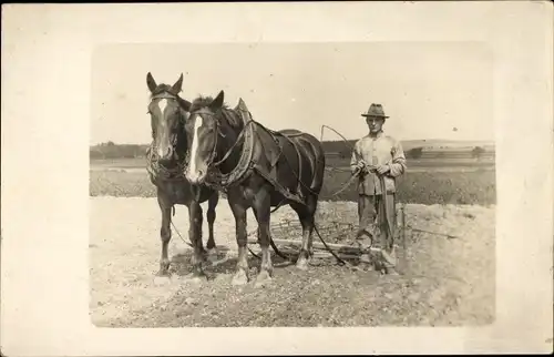Foto Ak Landwirt mit Pferden, Ackerpflug