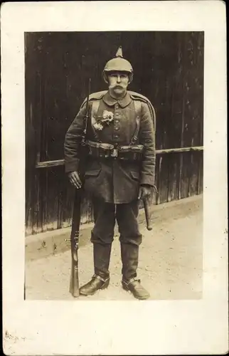 Foto Ak Deutscher Soldat in Uniform, Standportrait, Pickelhaube, Gewehr