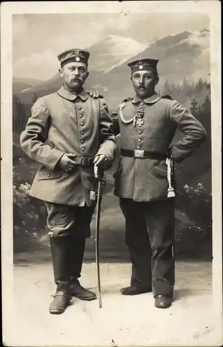 Foto Ak Zwei deutsche Soldaten in Uniformen, Standportrait, Säbel