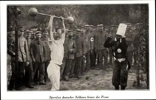 Ak Sportfest deutscher Soldaten hinter der Front, Hantel, I. WK