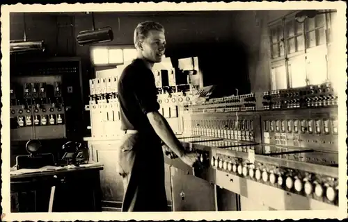 Foto Ak Arbeiter, Techniker, Kraftwerk?, Telefon