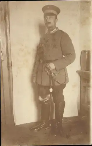 Foto Ak Deutscher Soldat in Uniform, Schirmmütze, Säbel