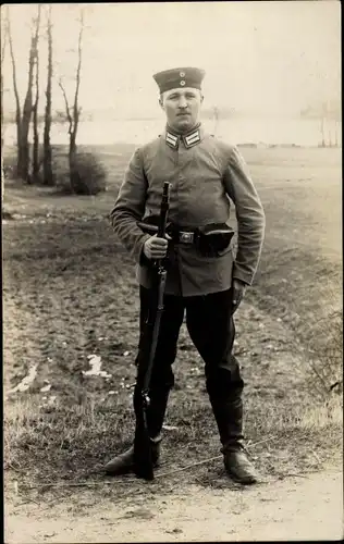 Foto Ak Deutscher Soldat in Uniform, Gewehr, I. WK