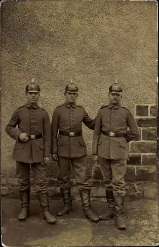 Foto Ak Deutsche Soldaten in Uniformen, Pickelhauben, I. WK