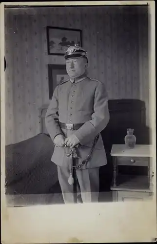 Foto Ak Deutscher Soldat in Uniform, Pickelhaube, Säbel