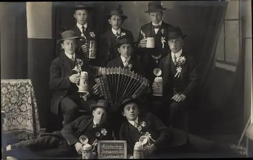 Foto Ak Musterung Jahrgang 1899, Gruppenbild, Akkordeon, Maßkrüge