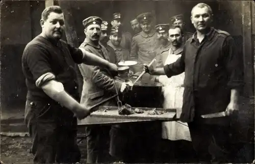 Foto Ak Deutsche Soldaten beim Essen fassen, Kochtopf, Fleisch