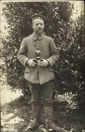 Foto Ak Deutscher Soldat in Uniform, Standportrait