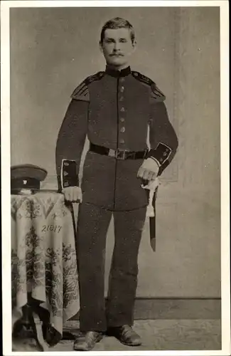 Foto Ak Deutscher Soldat in Uniform, Standportrait