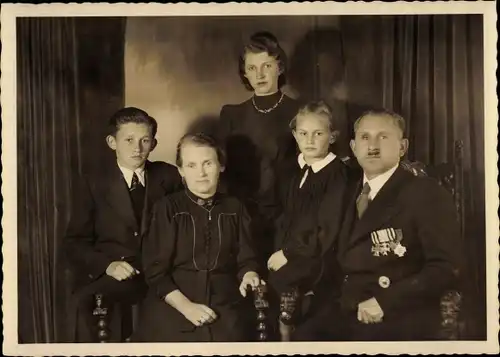 Foto Ak Kriegsveteran mit Familie, Verwundetenabzeichen, Ordenspange, Eisernes Kreuz