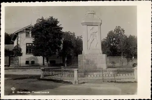Ak Zlatica Bulgarien, Straßenpartie mit Blick auf ein Kriegerdenkmal