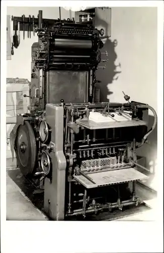Foto Ak Blick auf eine Maschine, Druckerpresse