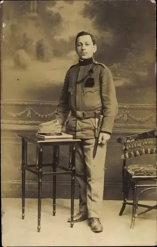 Foto Ak Kuk Soldat in Uniform, Standportrait, Quaste
