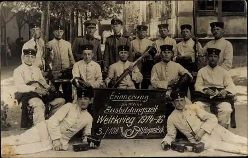 Foto Ak Dt. Soldaten, Gruppenbild, Ausbildung 11. Korporalschule, Gewehre, Munition