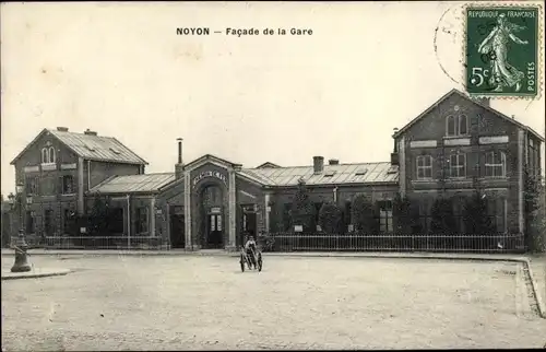 Ak Noyon Oise, Facade de la Gare, Bahnhof