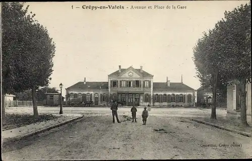 Ak Crepy en Valois Oise, Avenue et Place de la Gare, Bahnhof