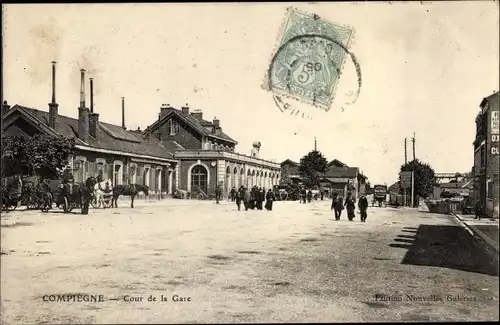 Ak Compiègne Oise, Cour de la Gare