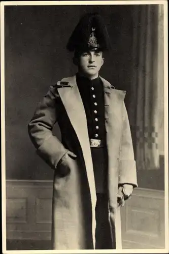 Foto Ak Soldat in Gardeuniform, Mantel, Federhut