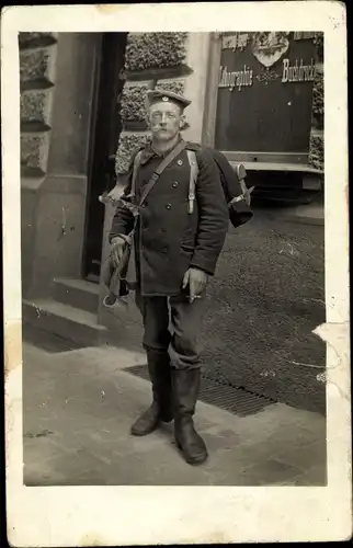 Foto Ak Deutscher Soldat, Portrait in Uniform, Marschgepäck, Zigarette